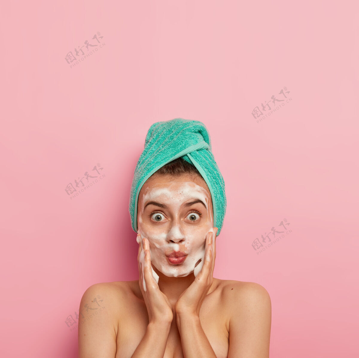 圆形护肤常规和卫生概念照片中的可爱的女人睁大眼睛 保持嘴唇折叠 按摩脸颊和应用泡沫肥皂人自然产品