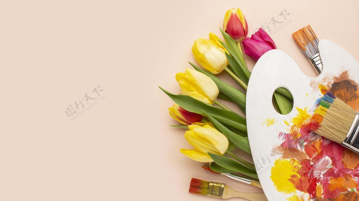 绘画调色板一束郁金香与复制空间平面图春天的时间春天的花朵