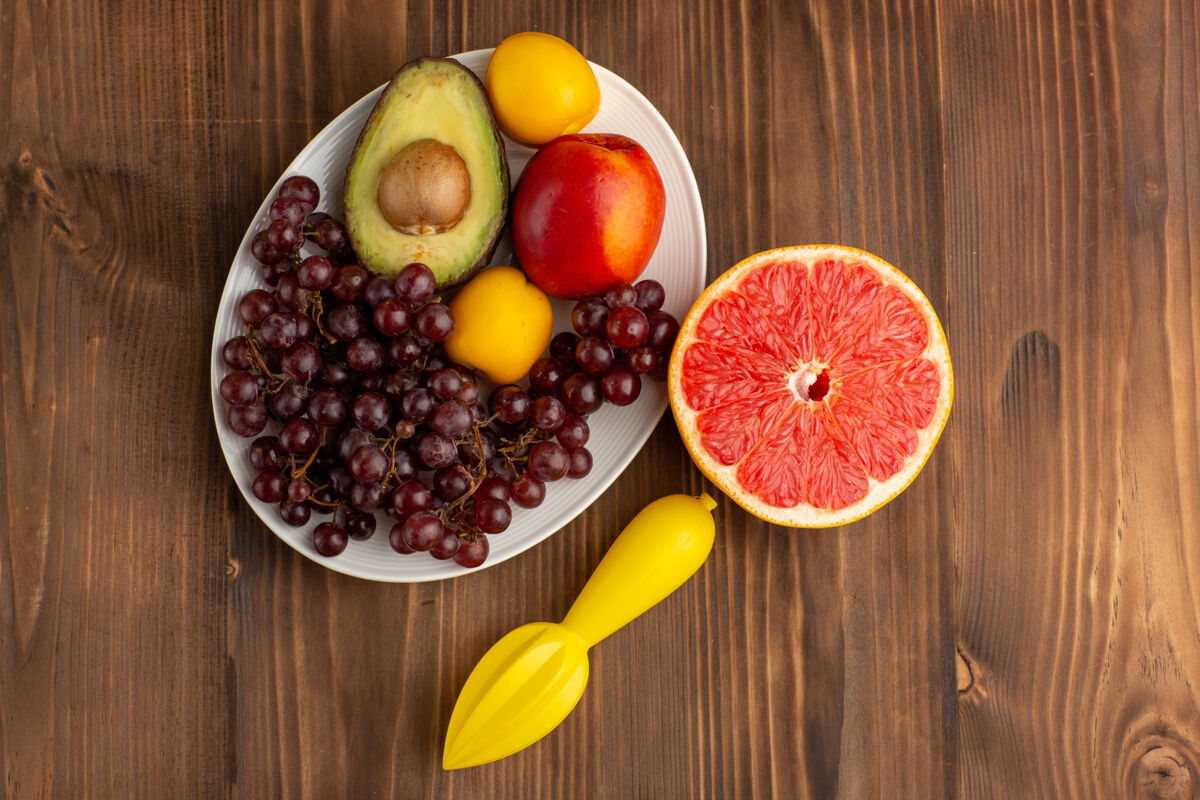 醇香在棕色的木桌上俯瞰不同的水果和葡萄柚水果顶级柑橘