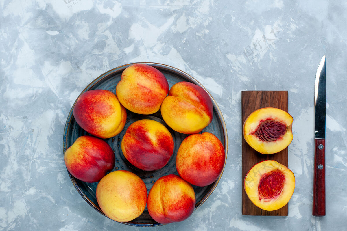 农产品在浅白的桌子上俯瞰新鲜的桃子和美味的夏日水果美味可食用水果维生素