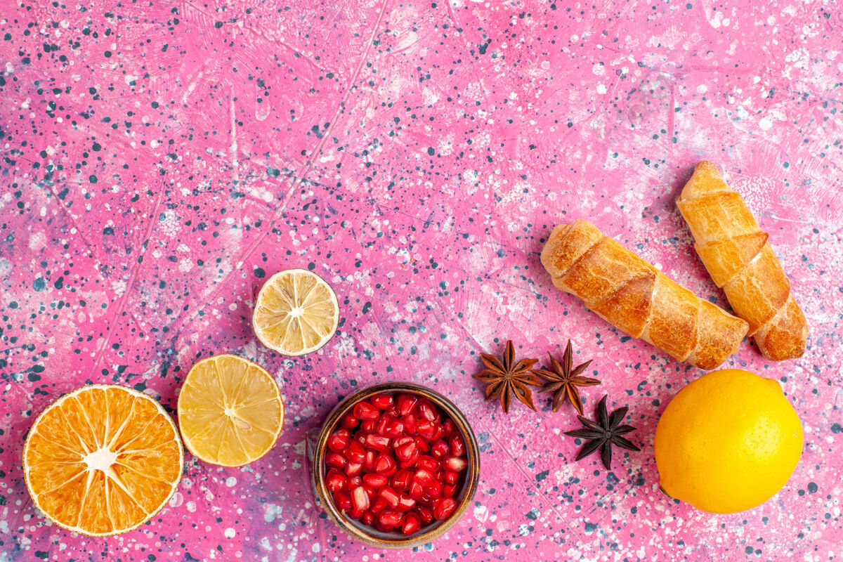 装饰品粉红色书桌上有美味的柠檬百吉饼百吉饼食物顶部
