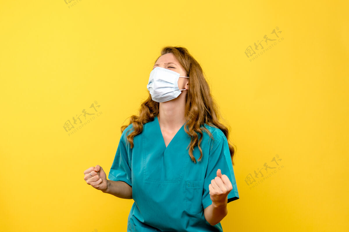 护士正面图黄色空间上的女医生戴着面具欢呼雀跃大流行女医生视图