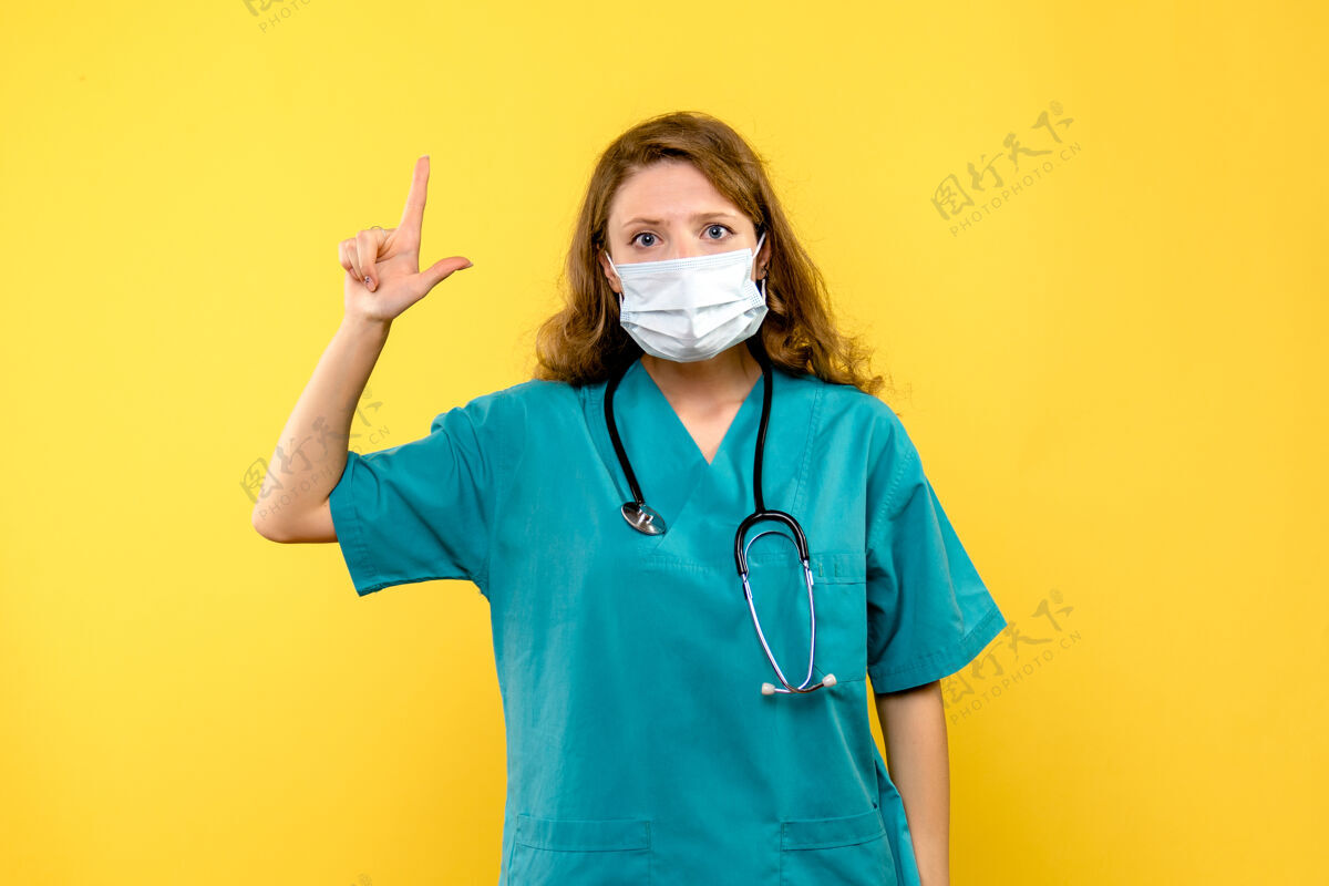 医院黄色空间里戴着面具的女医生的前视图情绪黄色医疗