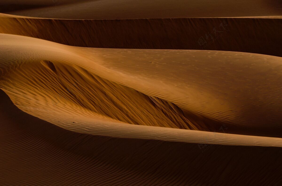 宽拍摄沙漠中美丽的金棕色沙丘山沙子距离