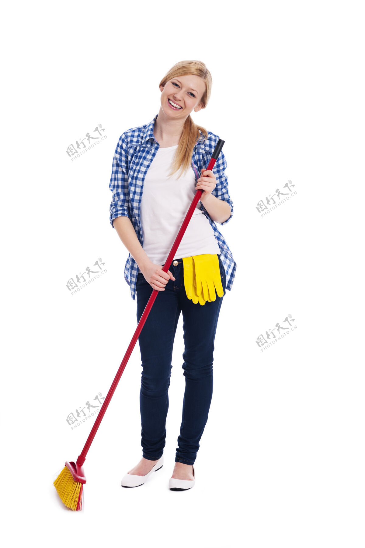 清扫美丽微笑的女人在扫地站立扫帚工作工具
