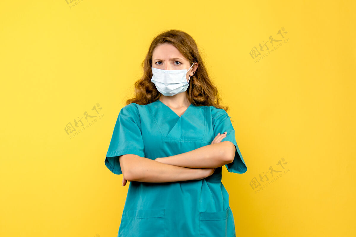 不高兴前视图戴面具的女医生对黄色空间不满医学人黄色