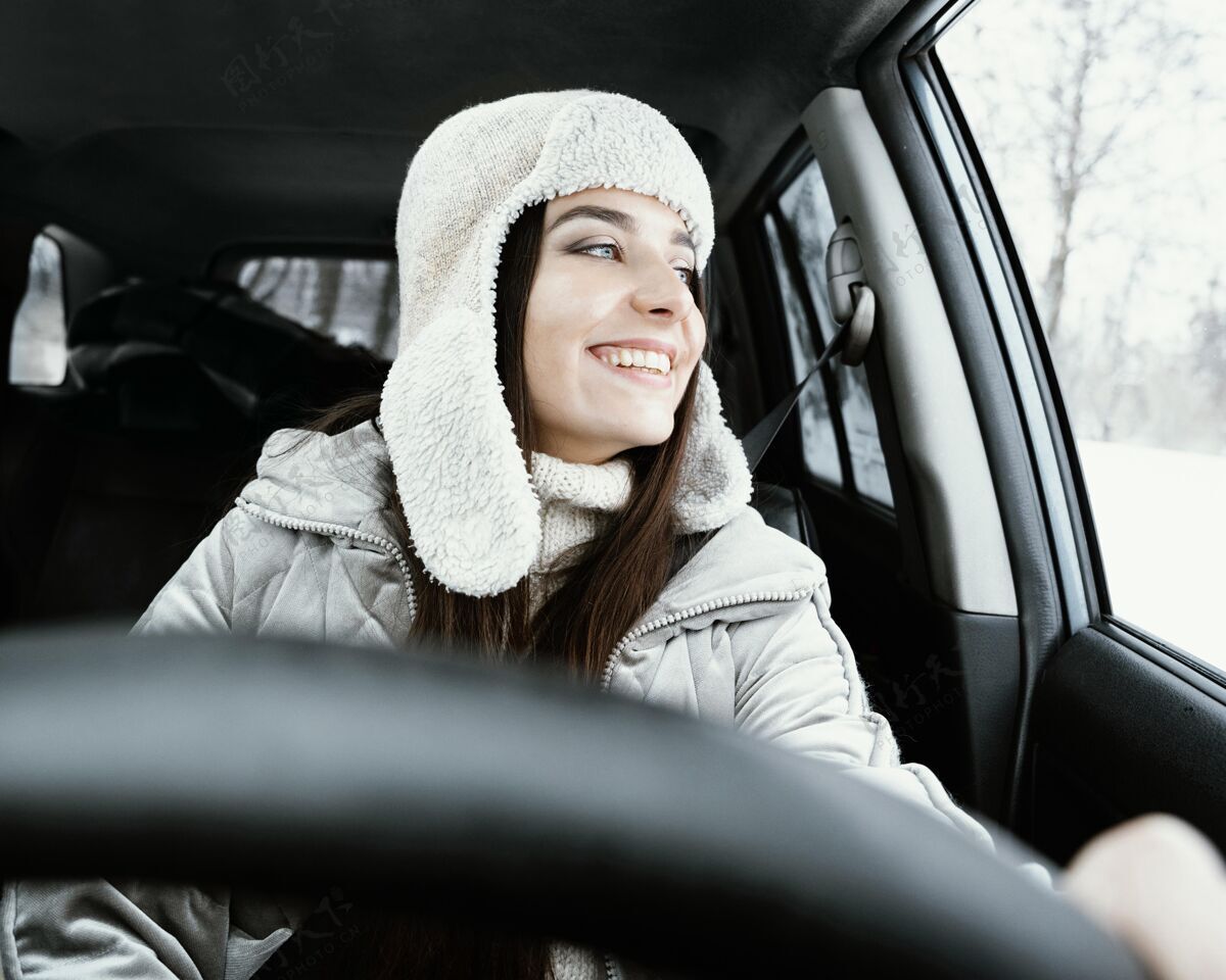 逗留在公路旅行中 一个微笑的女人在车里摆姿势女人汽车户外