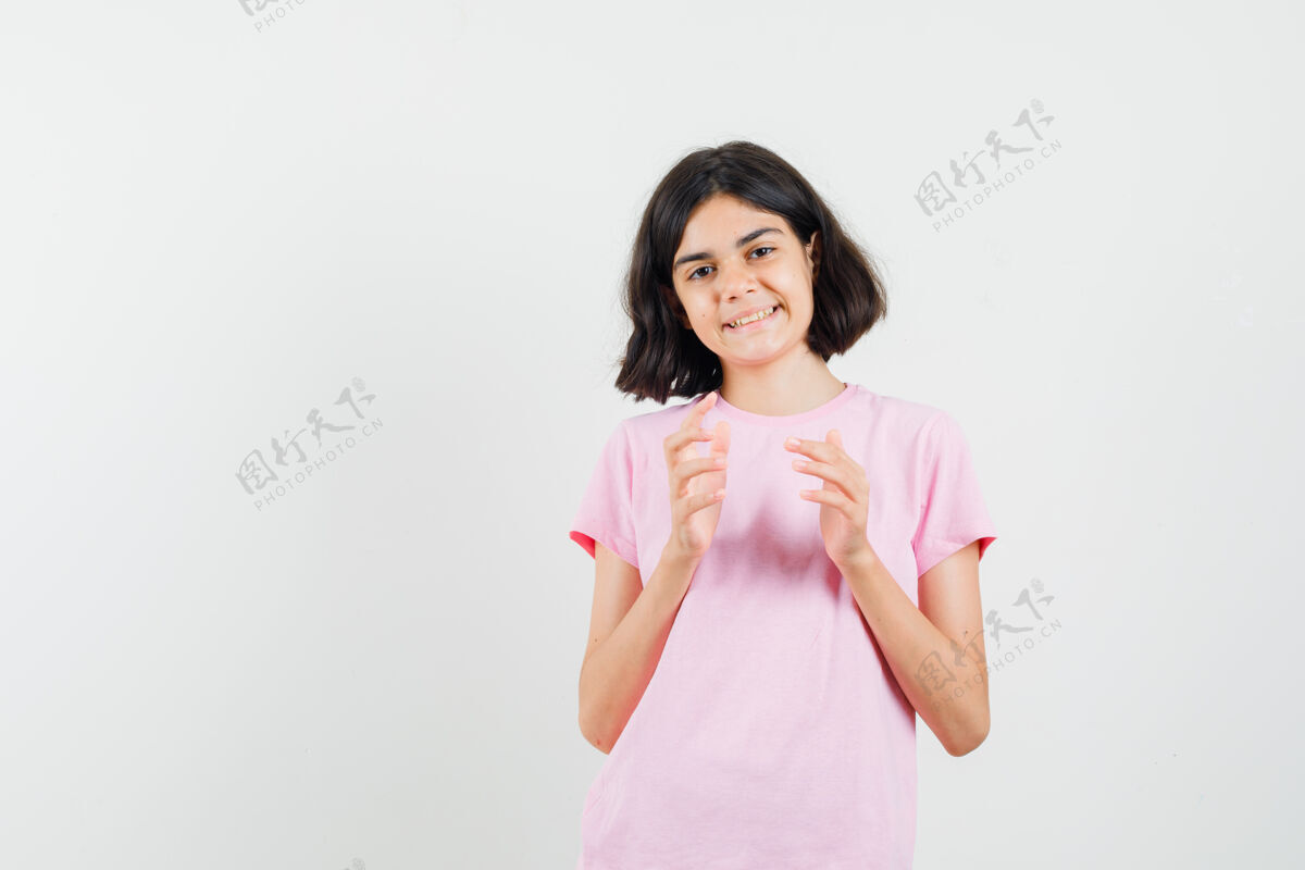 准备小女孩穿着粉色t恤准备鼓掌 看起来很高兴 正面视图年轻美丽粉色