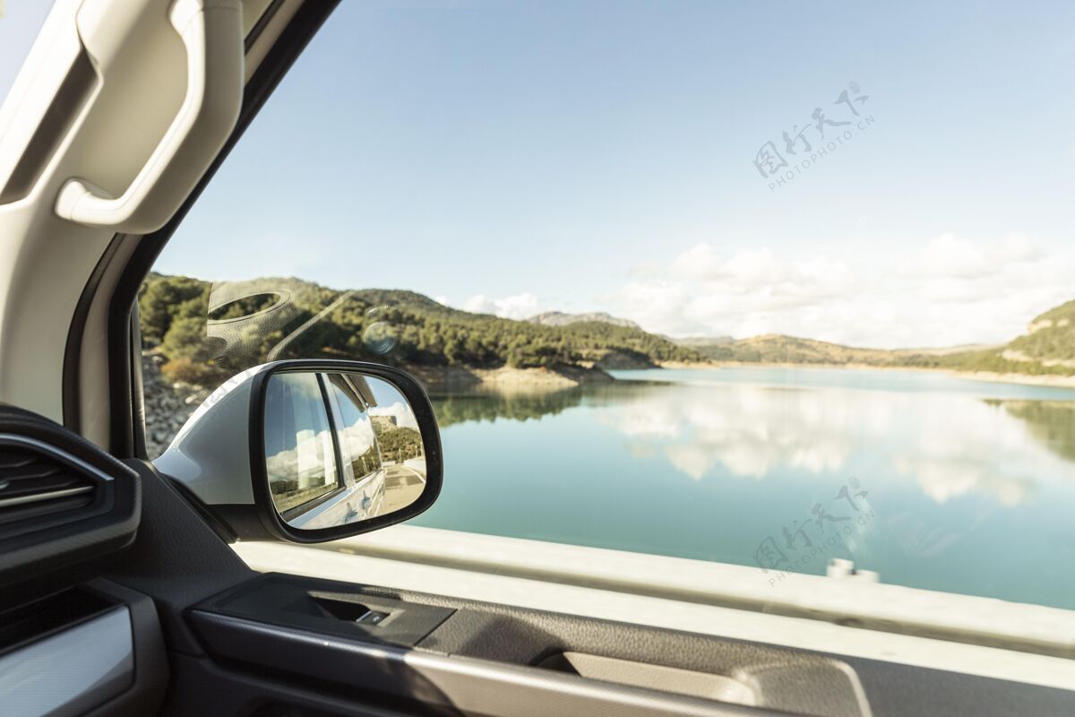 冒险从车上可以看到美丽的自然湖户外探索汽车
