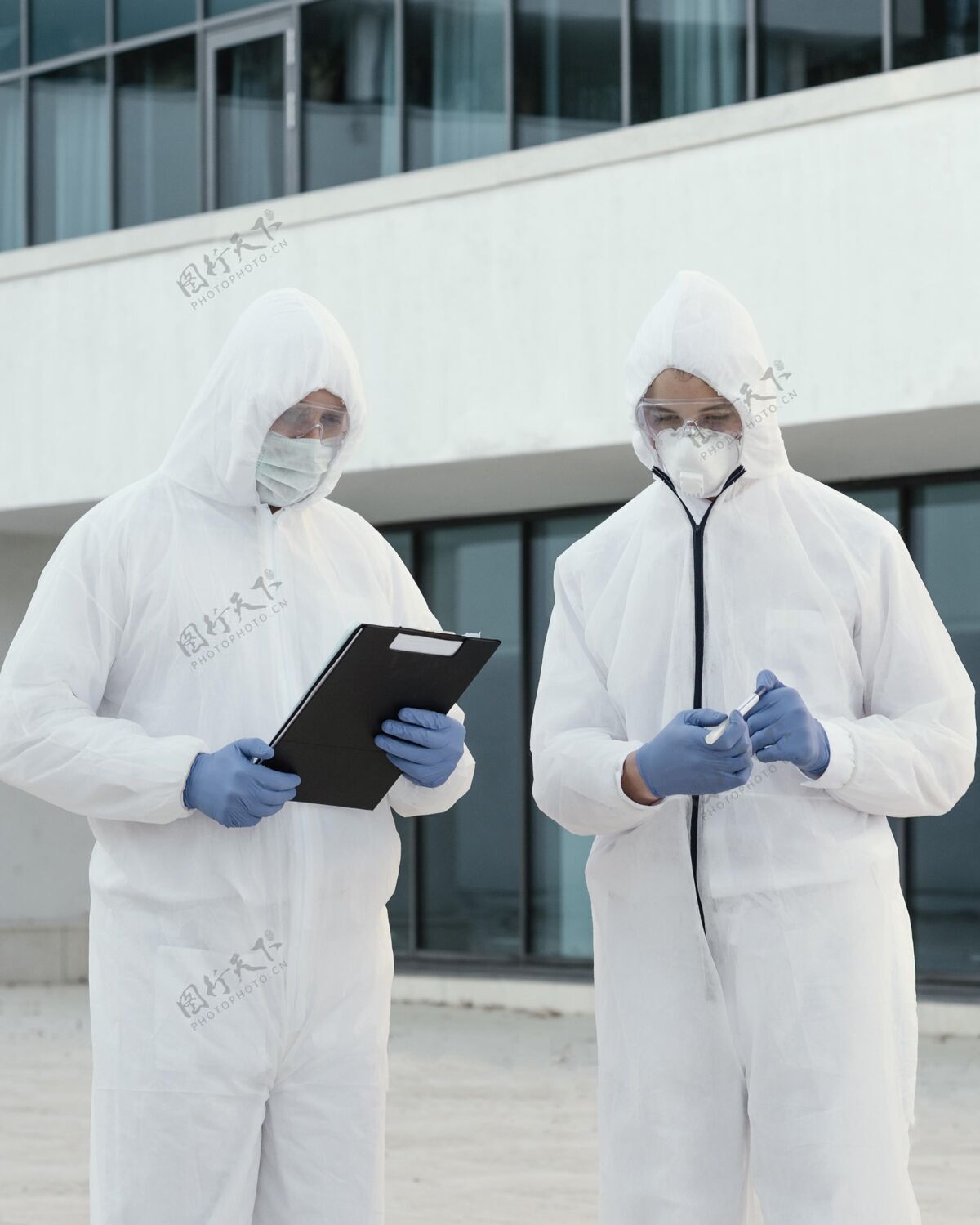 检疫人们穿着防疫服来对抗生物危害灾难传染安全