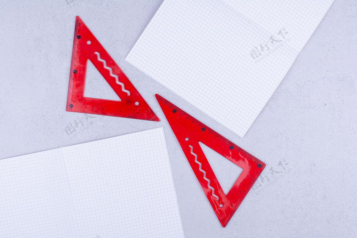 教育地上有红尺子的白纸学校测量学习