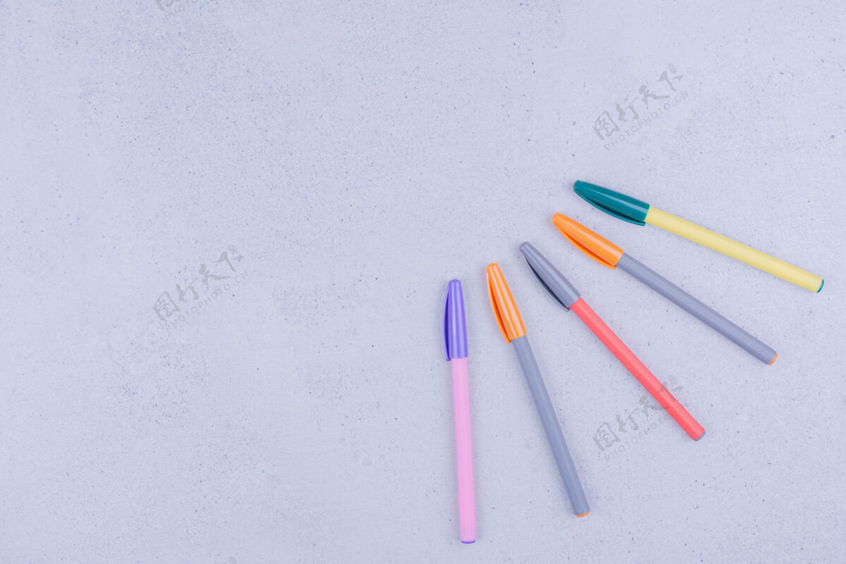 实用彩色曼荼罗工艺铅笔隔离在灰色表面学习工作工具