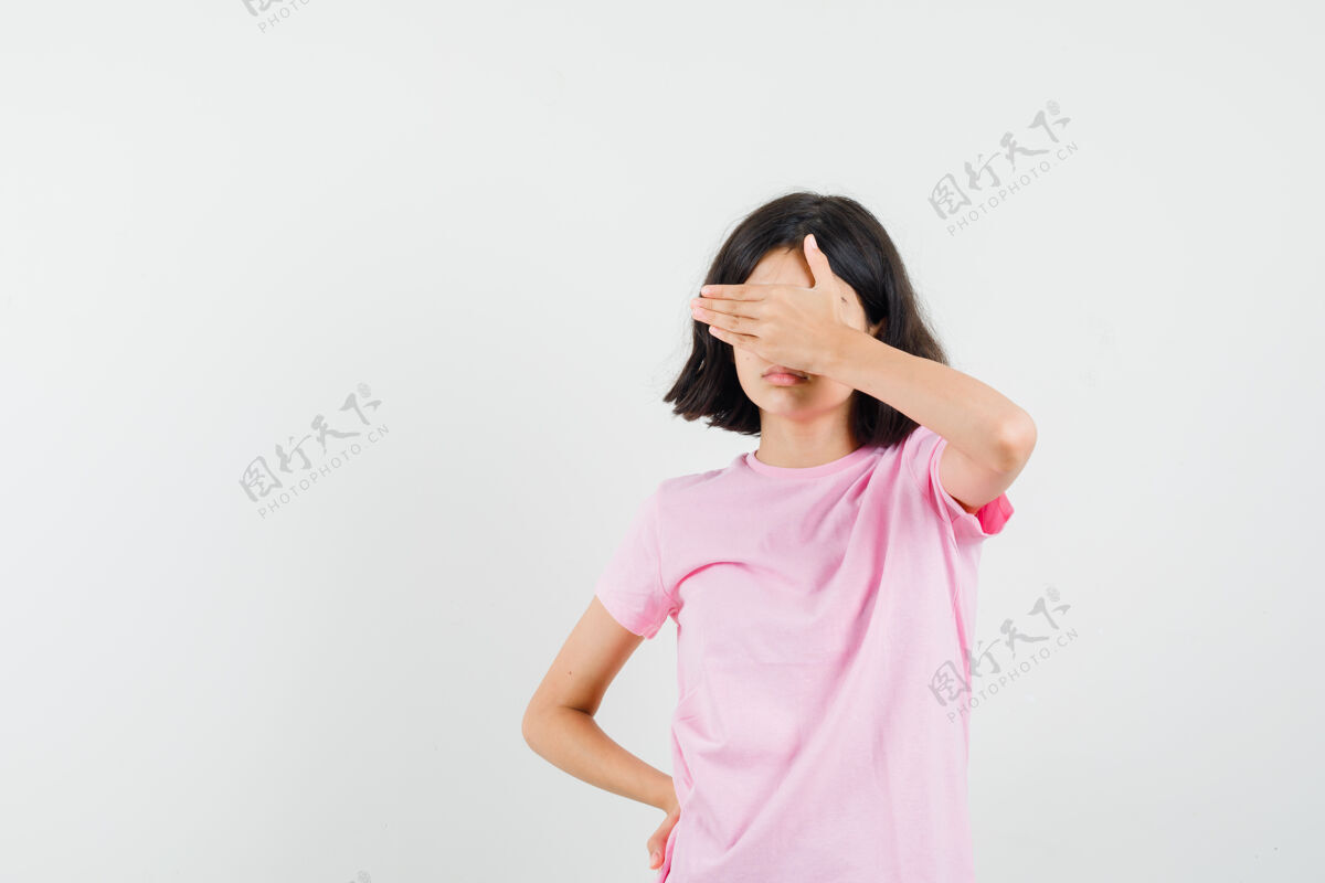 持有穿着粉色t恤的小女孩手拉着手 眼睛看起来很害怕 前视图成人漂亮粉色
