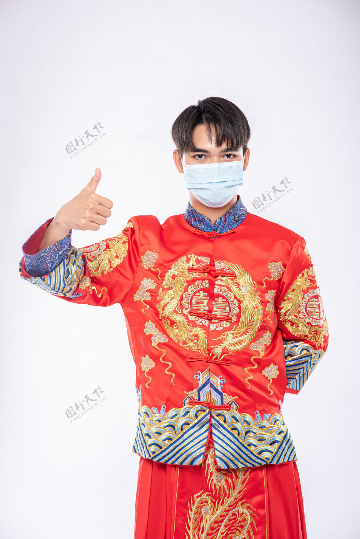 旗袍男士穿旗袍套装 戴口罩 是购物防病的最佳方式中国新年人中国文化