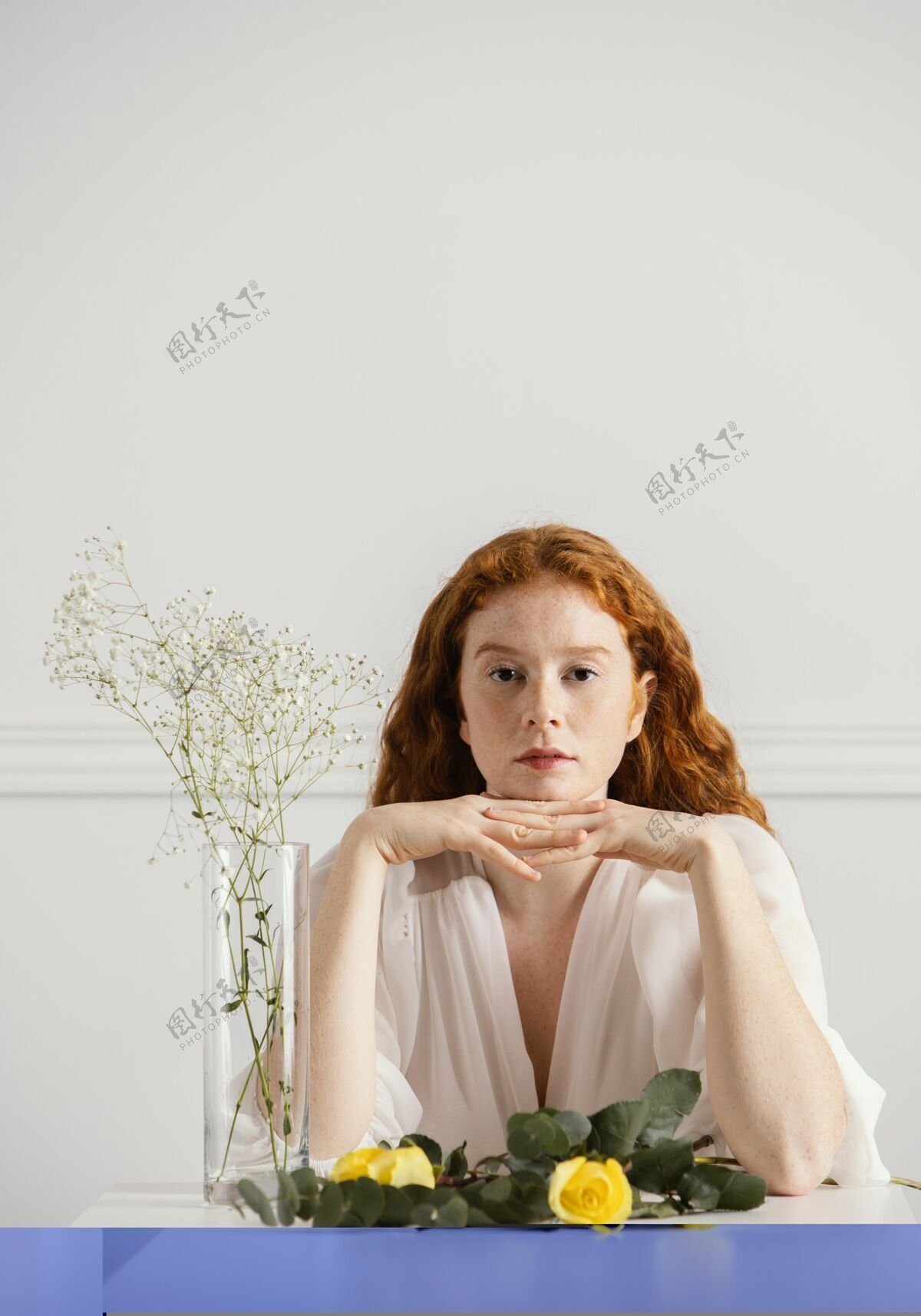 植物美丽的女人与春天的花朵和花瓶摆姿势的正面视图春天女人复制空间