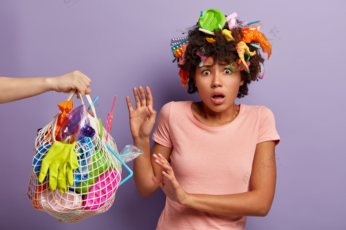 个人不满的非裔美国妇女在室内拍摄 用塑料垃圾对网袋做保护动作挑选人类害怕
