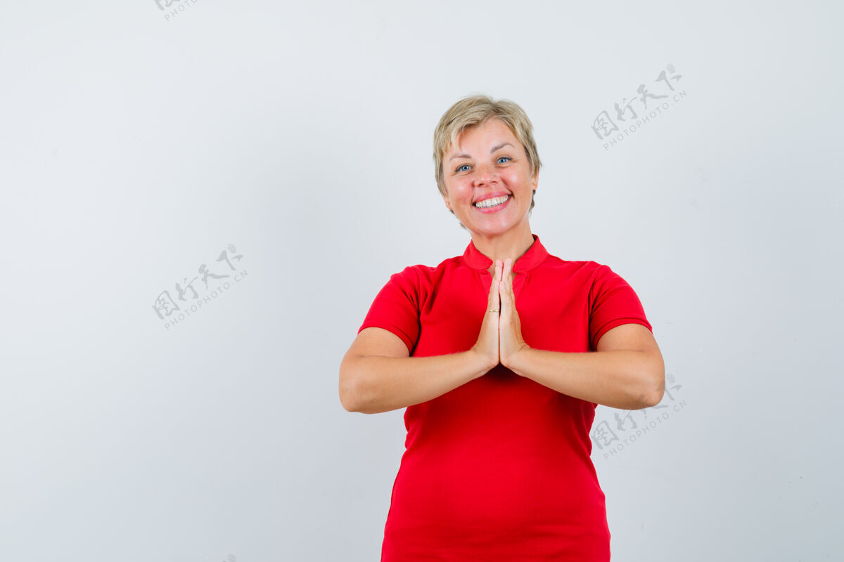 女人穿着红色t恤的成熟女人 展示着优雅的姿态 看起来很高兴活跃女性女士