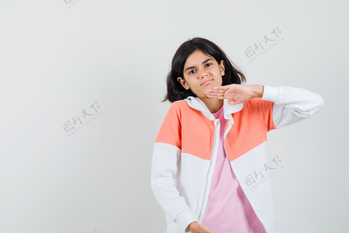 青少年十几岁的女孩展示了大尺寸的签到夹克 粉色衬衫 看起来很满意时尚肖像表情