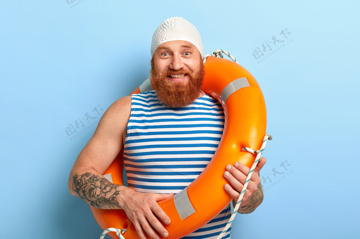 人类暑假概念姜黄色胡须的开朗男人家伙服装游泳
