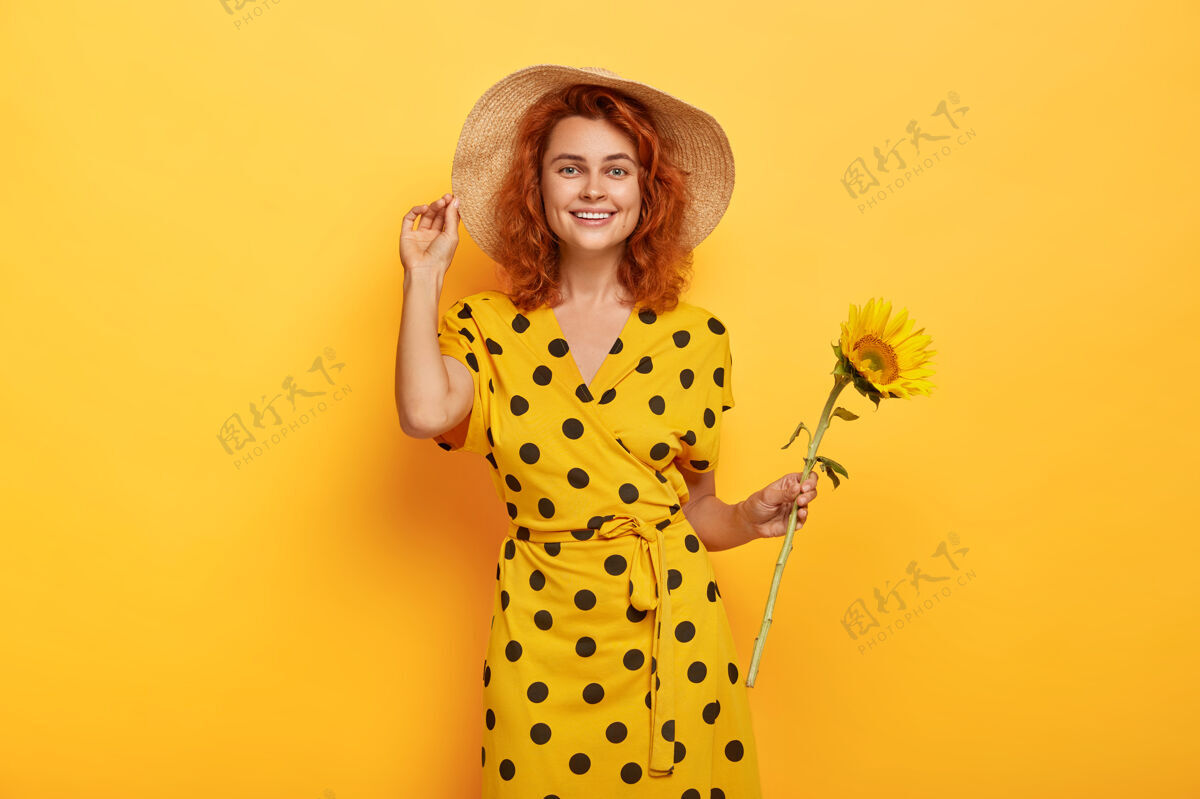 头发夏日写真 笑容可掬的姜女带着温柔的笑容 站在地上摘下的向日葵旁裙子单色外观
