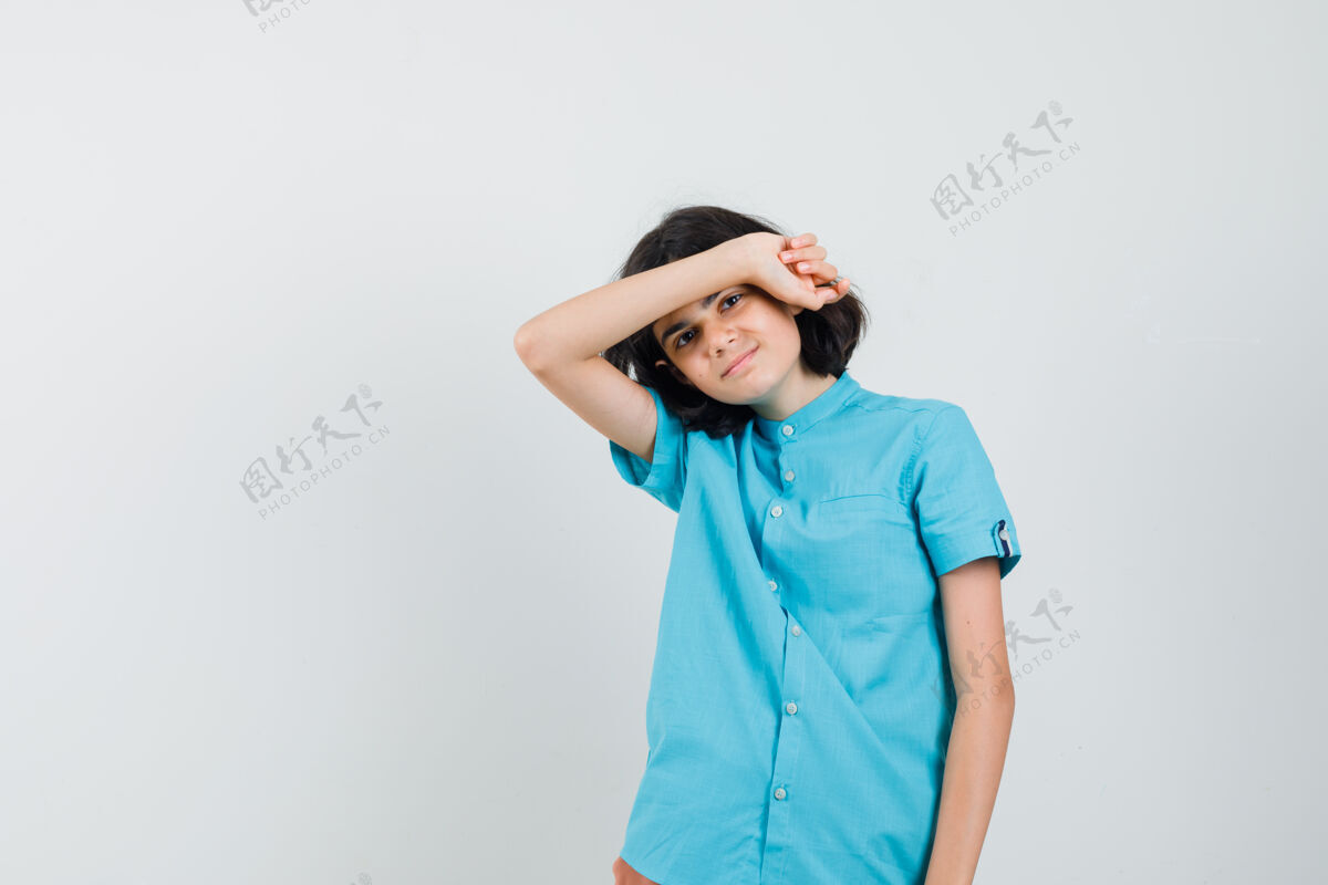 女人少女把她的手臂放在她的前额在蓝色衬衫 看起来很累推杆时尚人