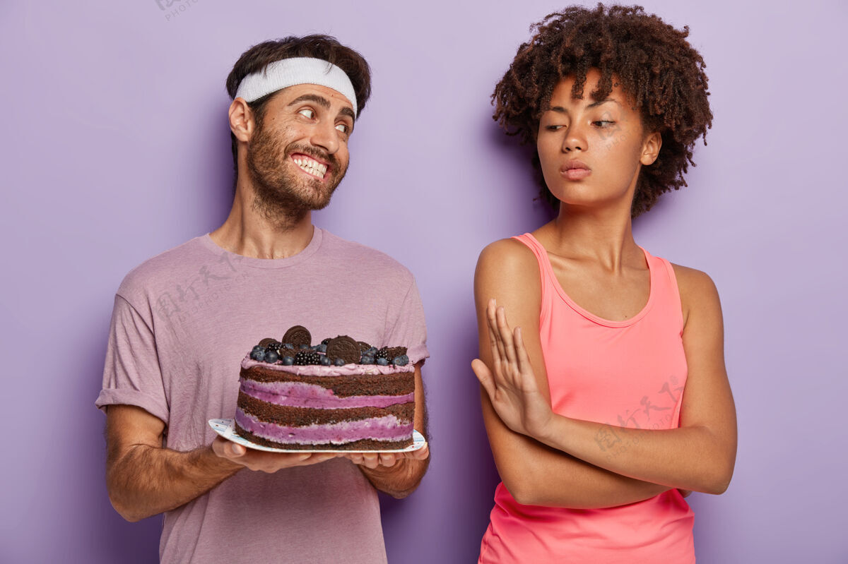 脂肪意志力强的黑皮肤女性拒绝吃盘子里的美味蛋糕满意糖果蛋糕