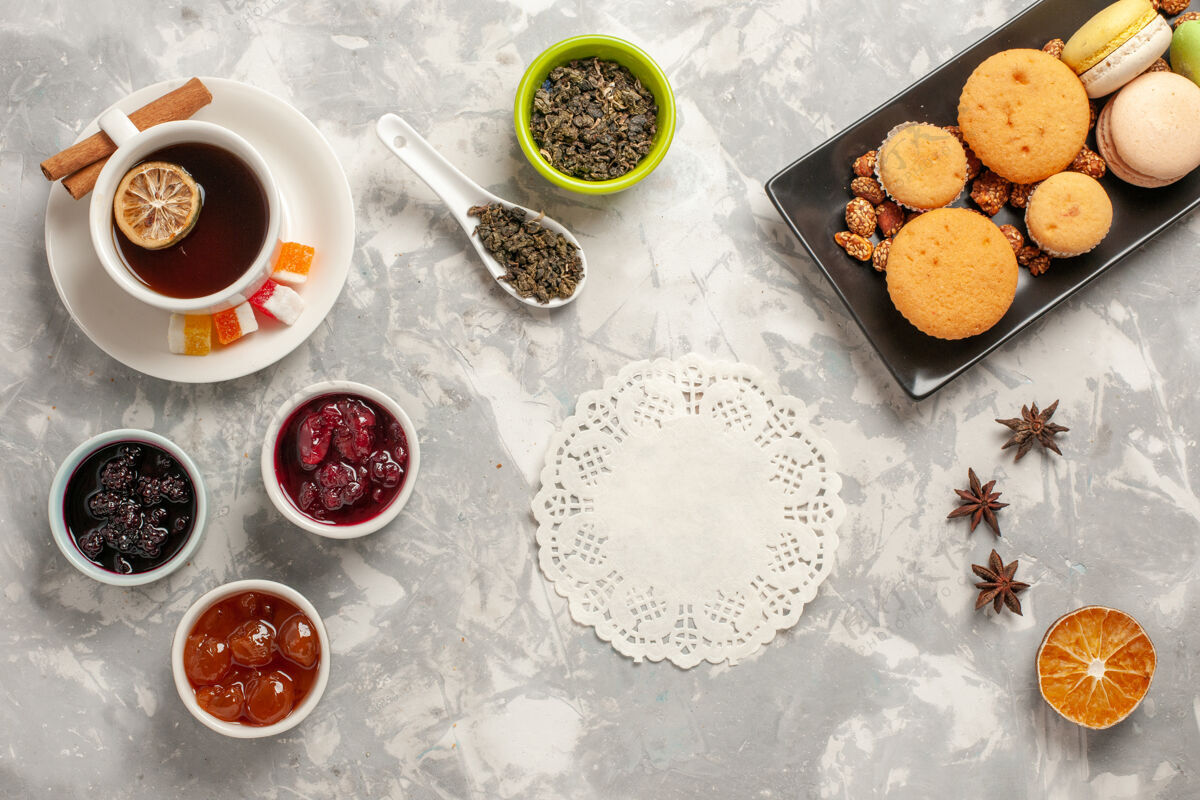 茶顶视图不同的饼干与果酱和一杯茶的白色办公桌饼干糖派蛋糕甜饼干曲奇饼营养品盘子