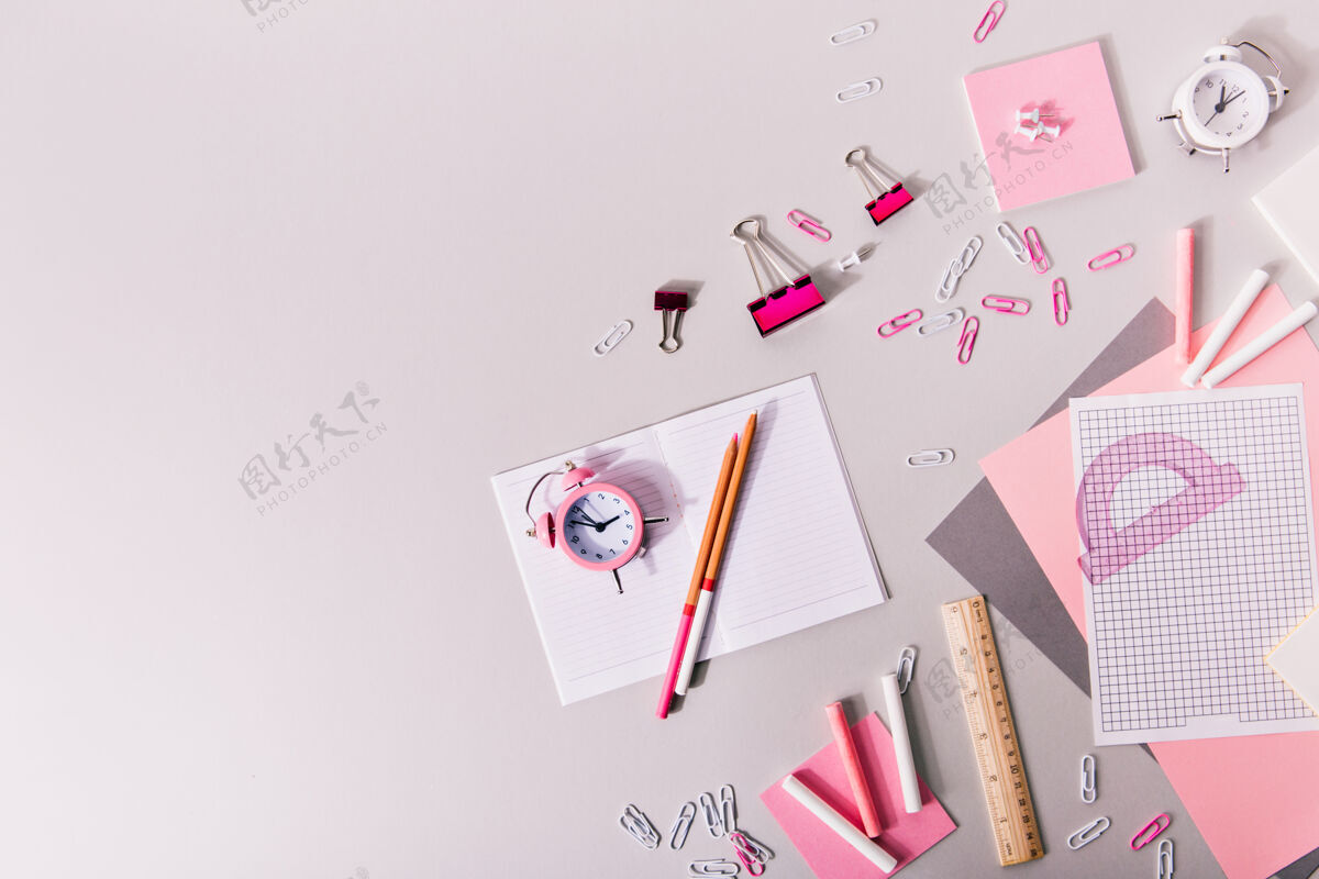 笔记本女士办公文具的粉红色和阴影组成桌子工作区配件