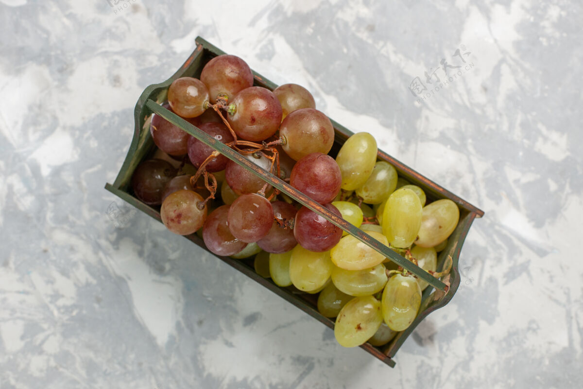 顶部顶视图内木桌上的新鲜葡萄表面洁白果香多汁新鲜内部醇香视野