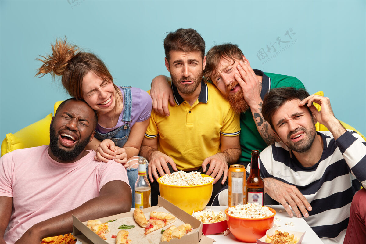 房子五个家伙在看滑稽喜剧电影或喜剧表演时放声大笑薯片享受业余时间