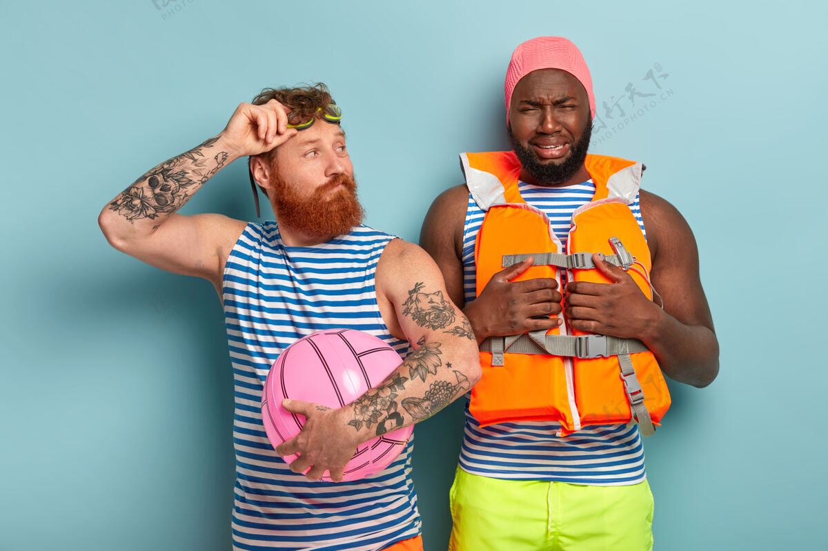 条纹不满的非洲男人情绪低落 穿着泳衣和救生衣不满意业余时间衣服