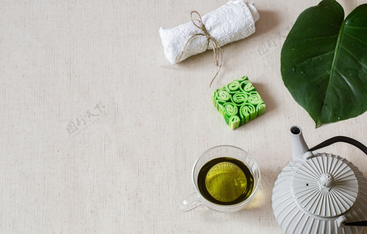 茶静物用肥皂 毛巾 茶叶和绿茶复制空间健康和美丽的概念肥皂茶壶构图