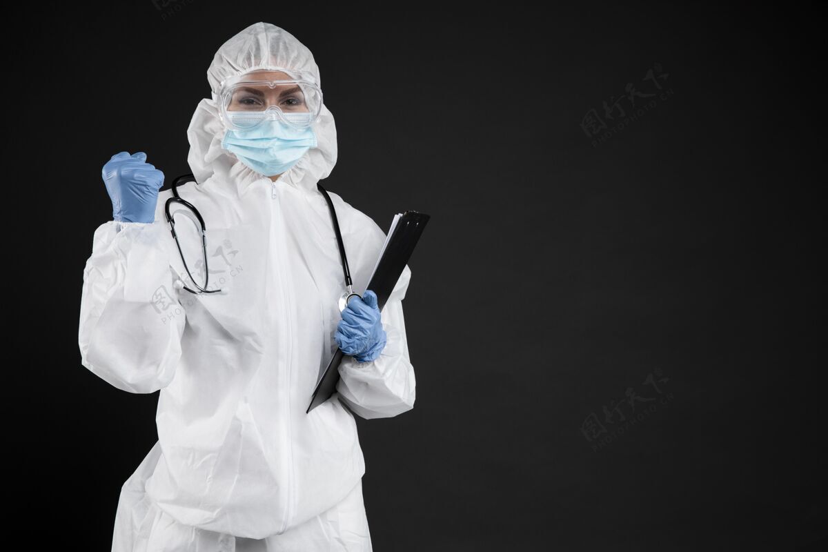 设备女医生戴着大流行医疗器械面罩保健佩戴