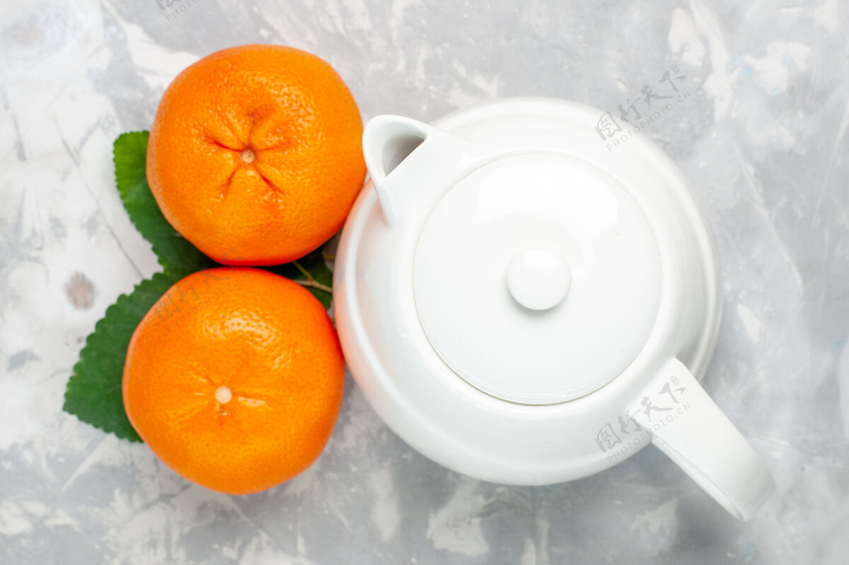 柑橘顶看新鲜的橘子与水壶在白色表面水果柑橘新鲜异国情调的热带维生素生的新鲜