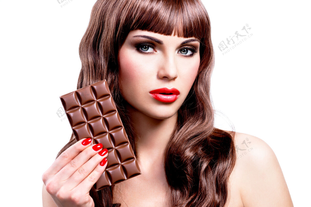 衣服美丽性感的巧克力女人的肖像明亮的化妆 孤立的白色特写脸巧克力黑发长