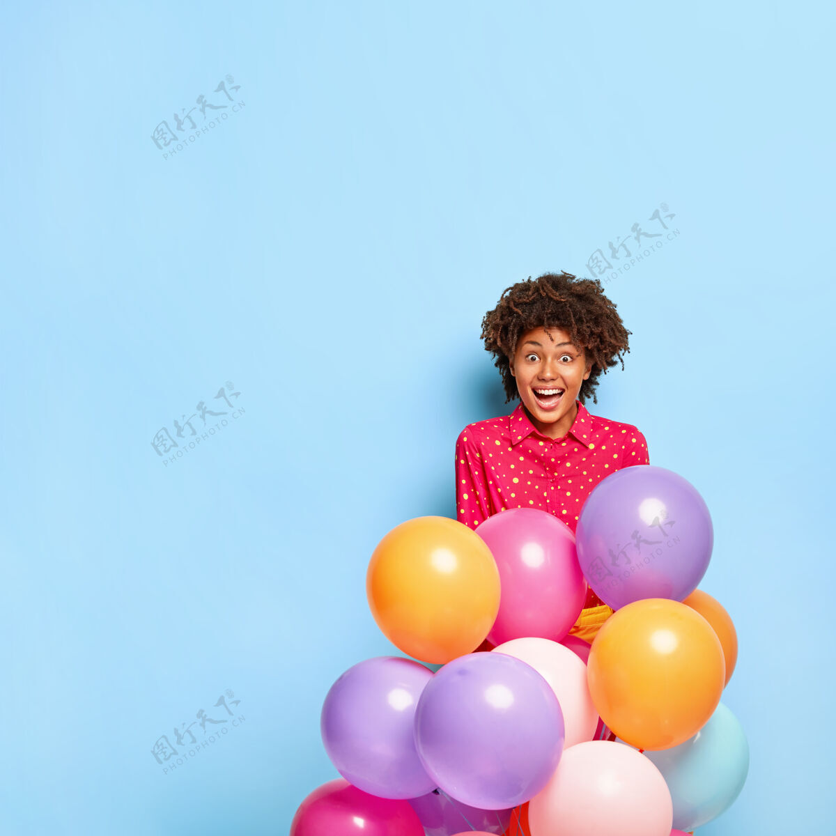 衬衫快乐的非洲裔美国妇女享受派对 手持五颜六色的氦气球周年纪念气球女性
