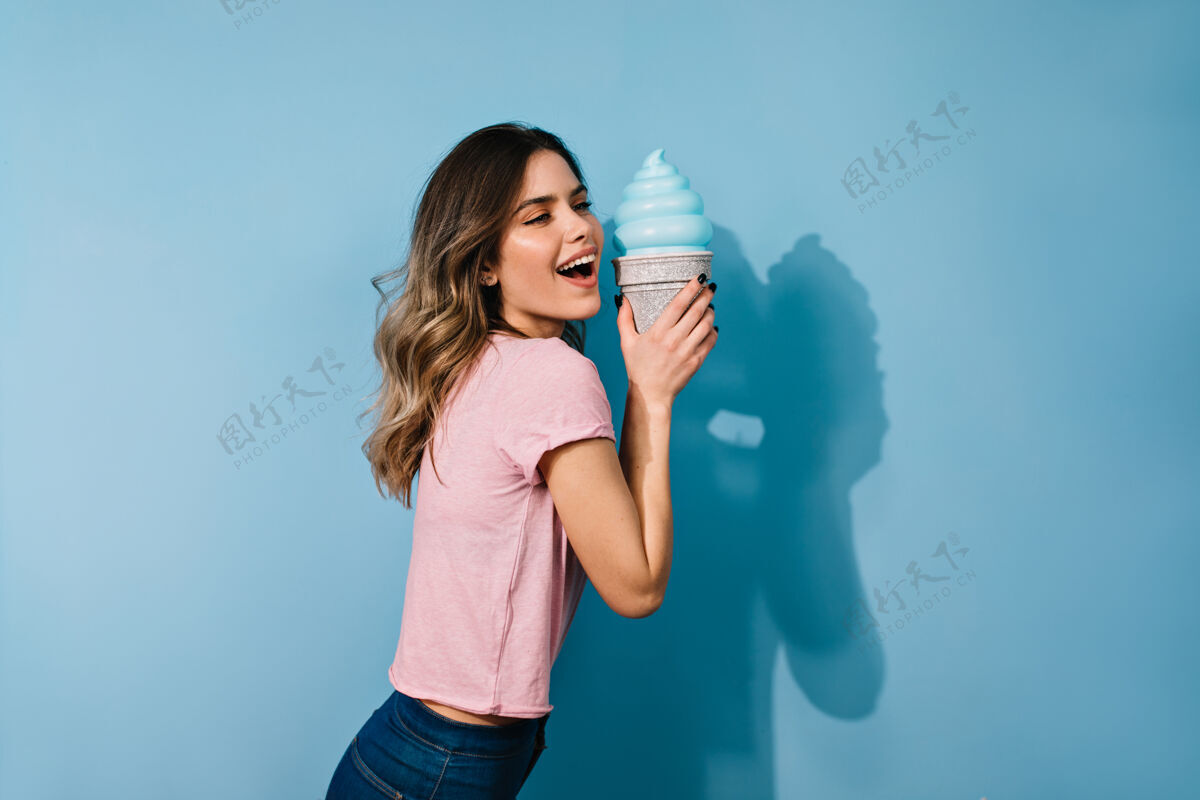 冰淇淋情绪化的黑发女人在吃冰淇淋有趣酷人