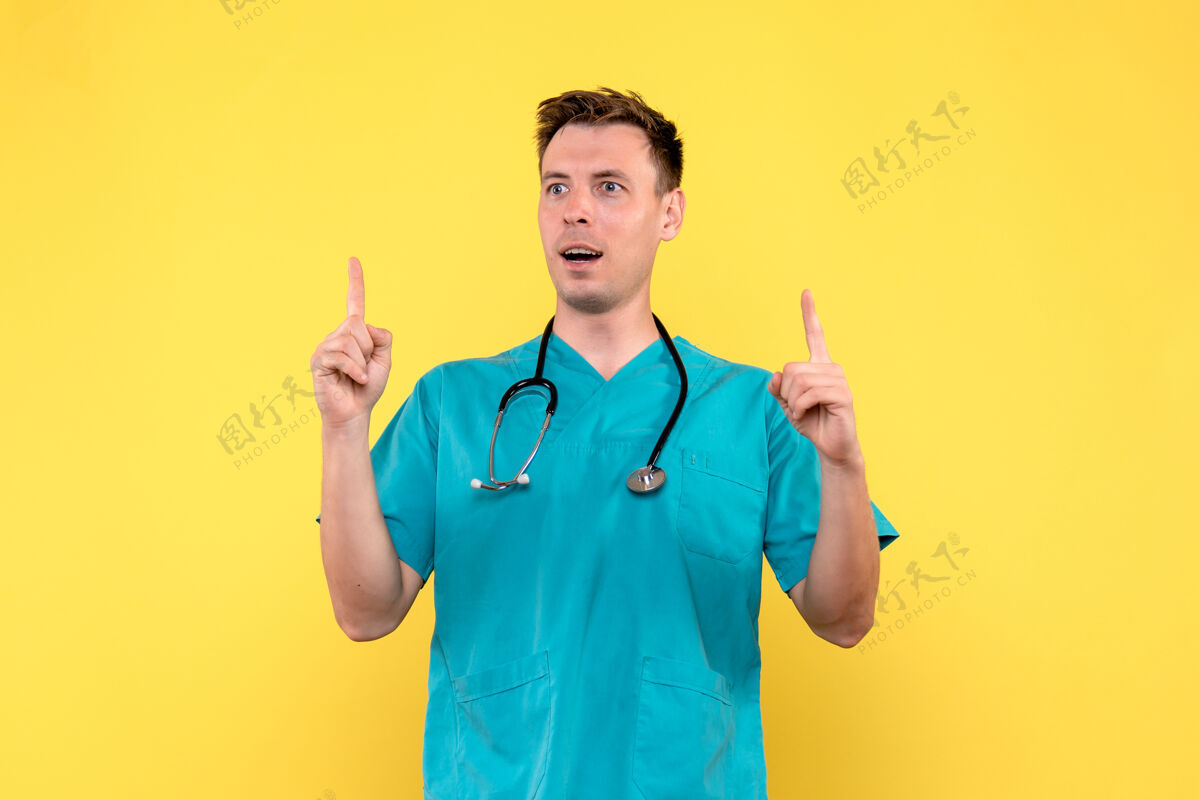 听诊器黄墙上男医生表情激动的正面图人医学专业