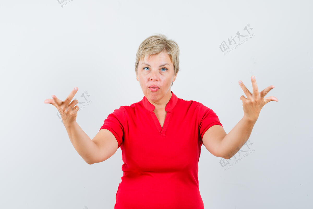 姿势穿着红色t恤的成熟女人举手做着困惑的手势女人活跃女士