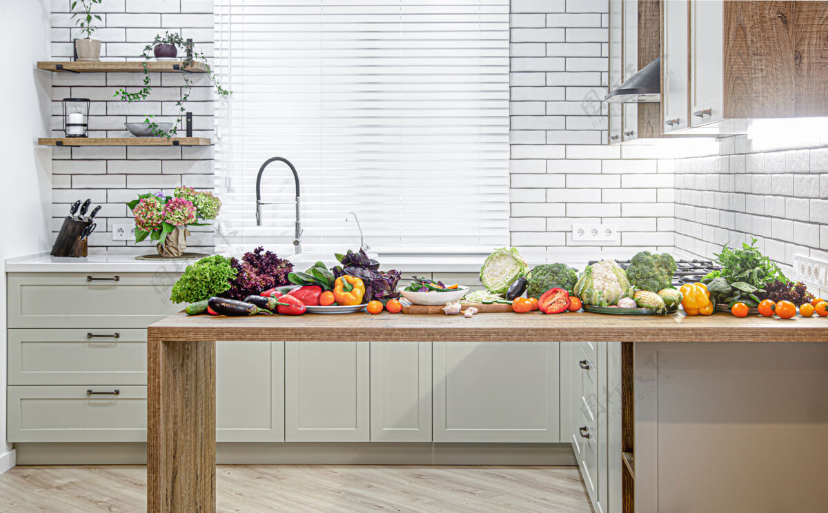 健康在现代厨房内部的背景下 各种各样的蔬菜放在木桌上素食蔬菜新鲜