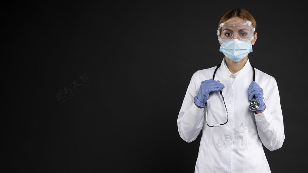 冠状病毒女医生戴着防护医疗器械医疗健康护理