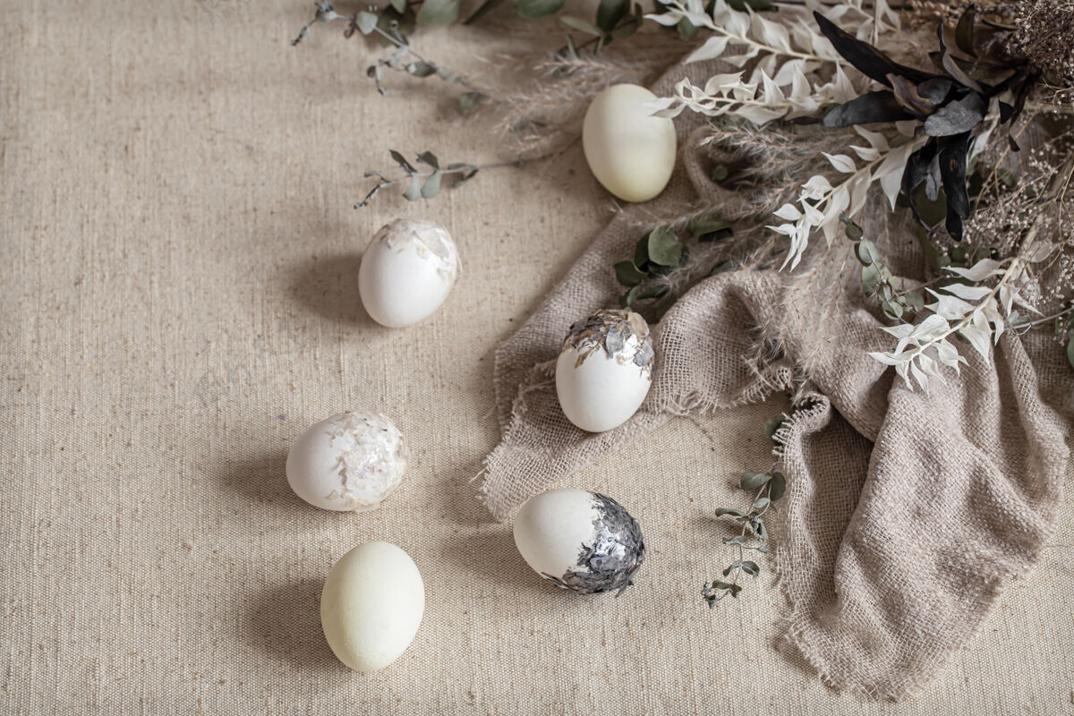 传统美丽的复活节彩蛋散落在织物上复活节装饰概念顶视图装饰节日