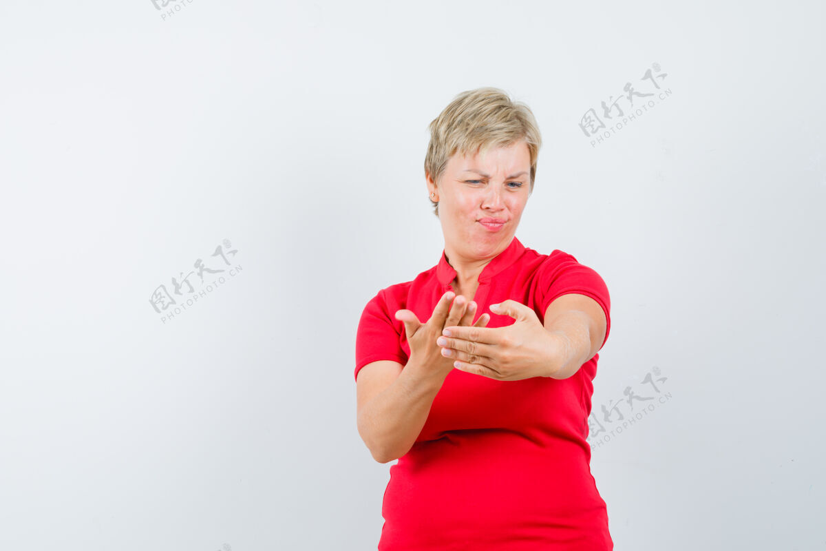 脸穿红色t恤的成熟女人假装拿着手机女士可爱移动