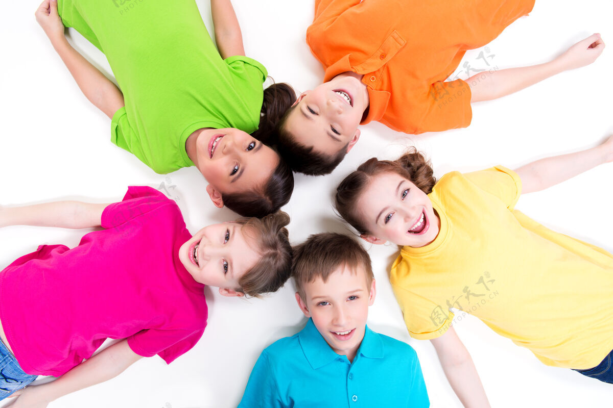 颜色五个微笑着的孩子穿着鲜艳的t恤躺在地板上 围成一个圈俯视图白色的隔离带表情朋友笑