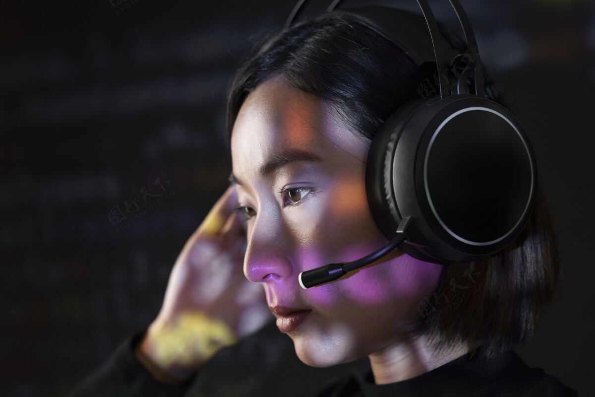亚洲女黑客破解二进制代码耳机麦克风数据