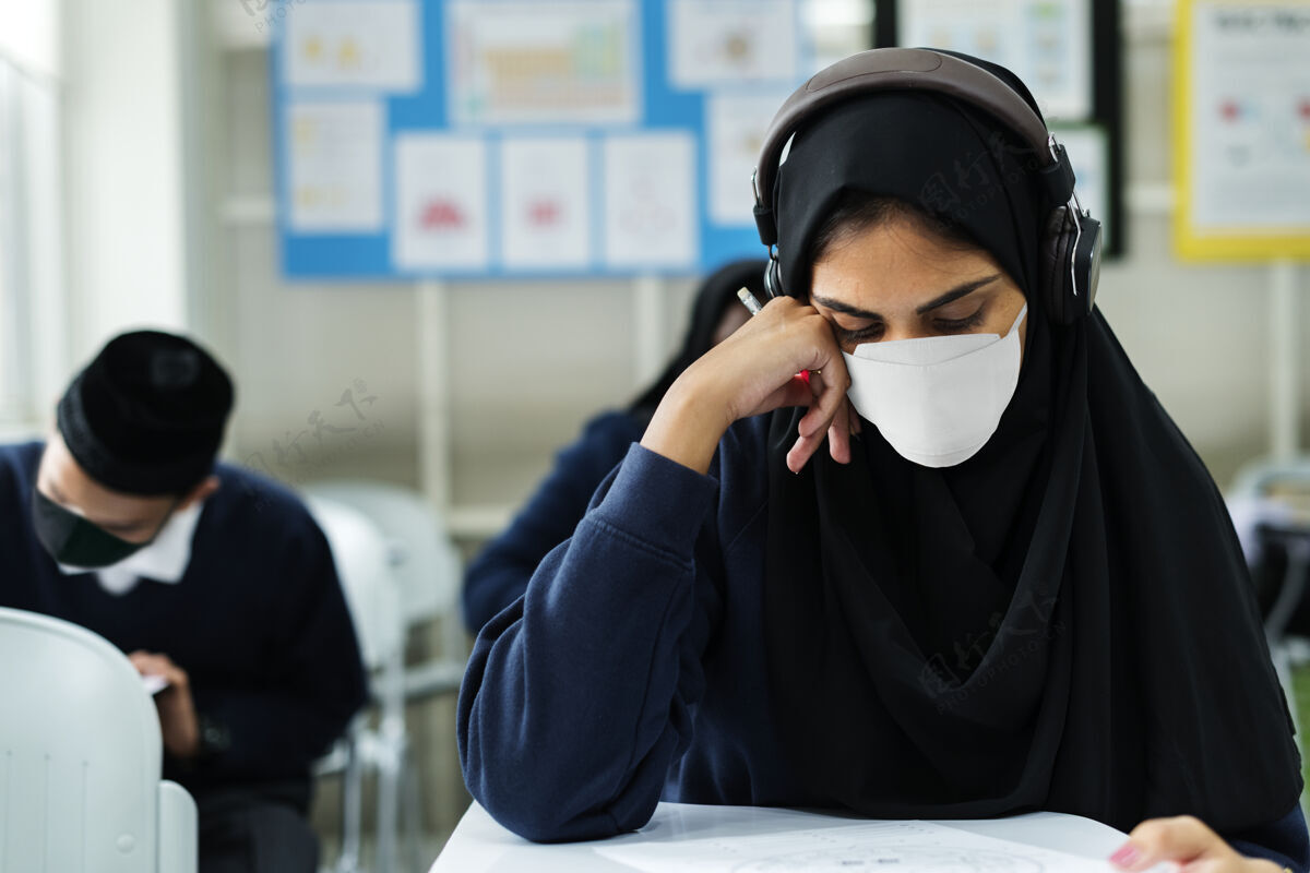 穆斯林穆斯林学生戴着面具在教室里学习伊斯兰感染面罩
