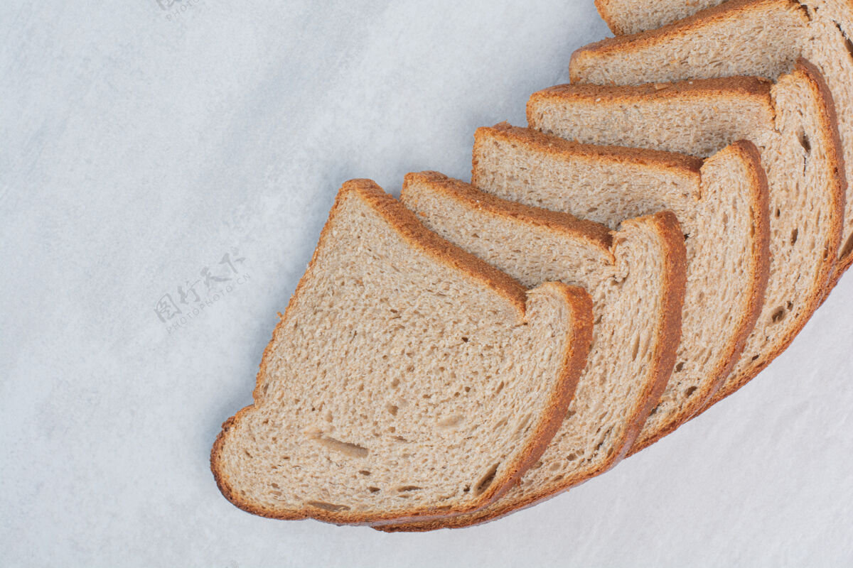 糕点大理石背景上的新鲜棕色面包片馒头棕色烘焙