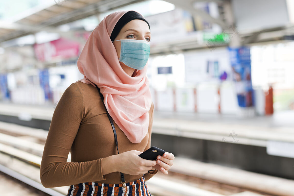 运输火车站台上戴着面具的穆斯林妇女头巾连接面罩