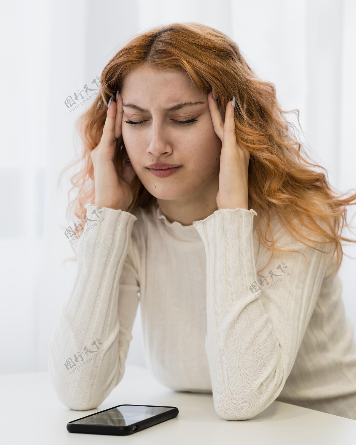 上瘾画像年轻女子用电话漂亮设备女孩