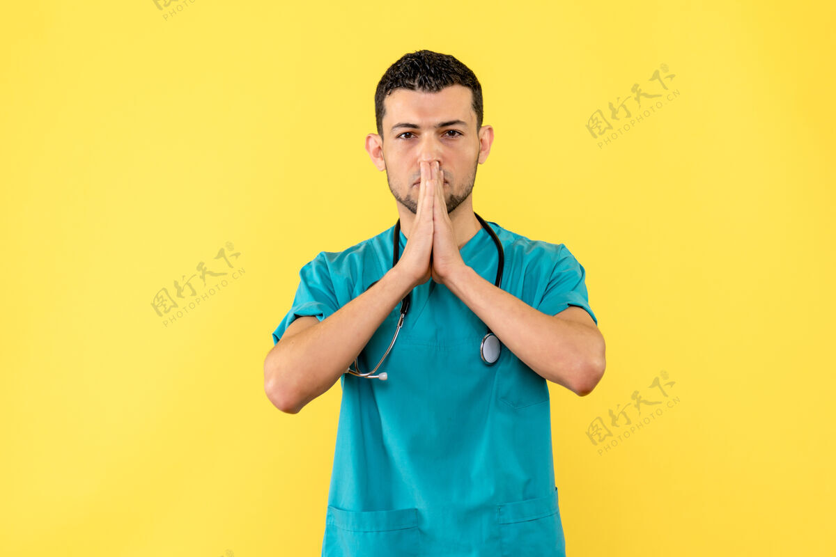 病人侧视专家医生祈祷全世界的柯维德患者早日康复歌手套装祈祷